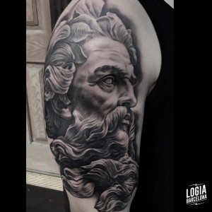 tatuaje_blackwork_cara_griego_estatua_brazo_logiabarcelona_pedro_monteiro
